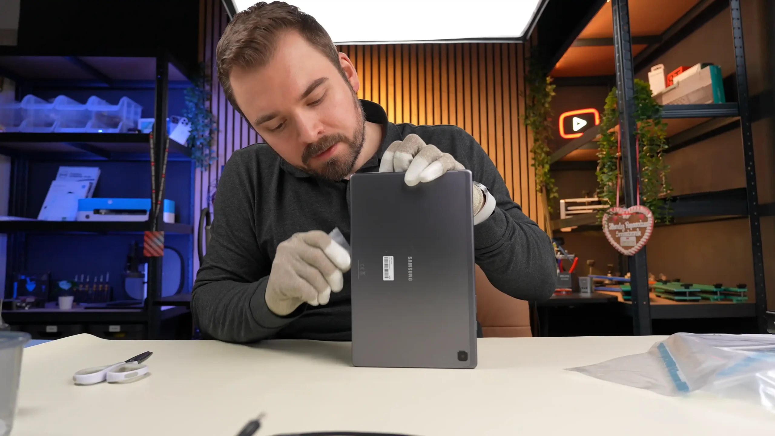 Smartronik Techniker oeffnet vorsichtig ein Samsung Galaxy Tab zur Reparatur