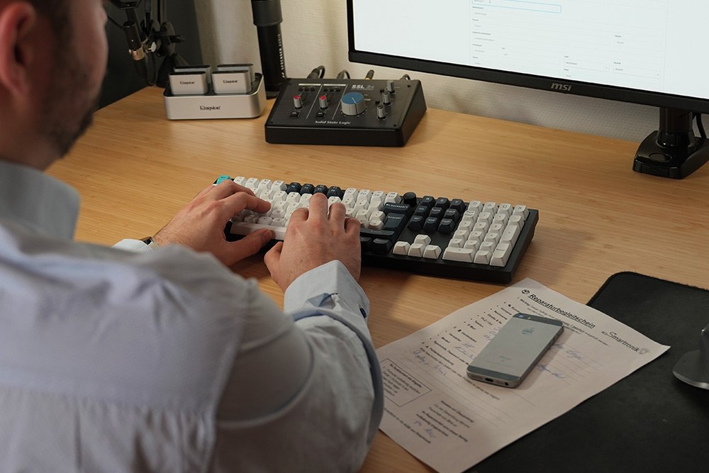 Smartronik Manuel erstellt Kostenvoranschlag fuer Smartphone Reparatur am PC
