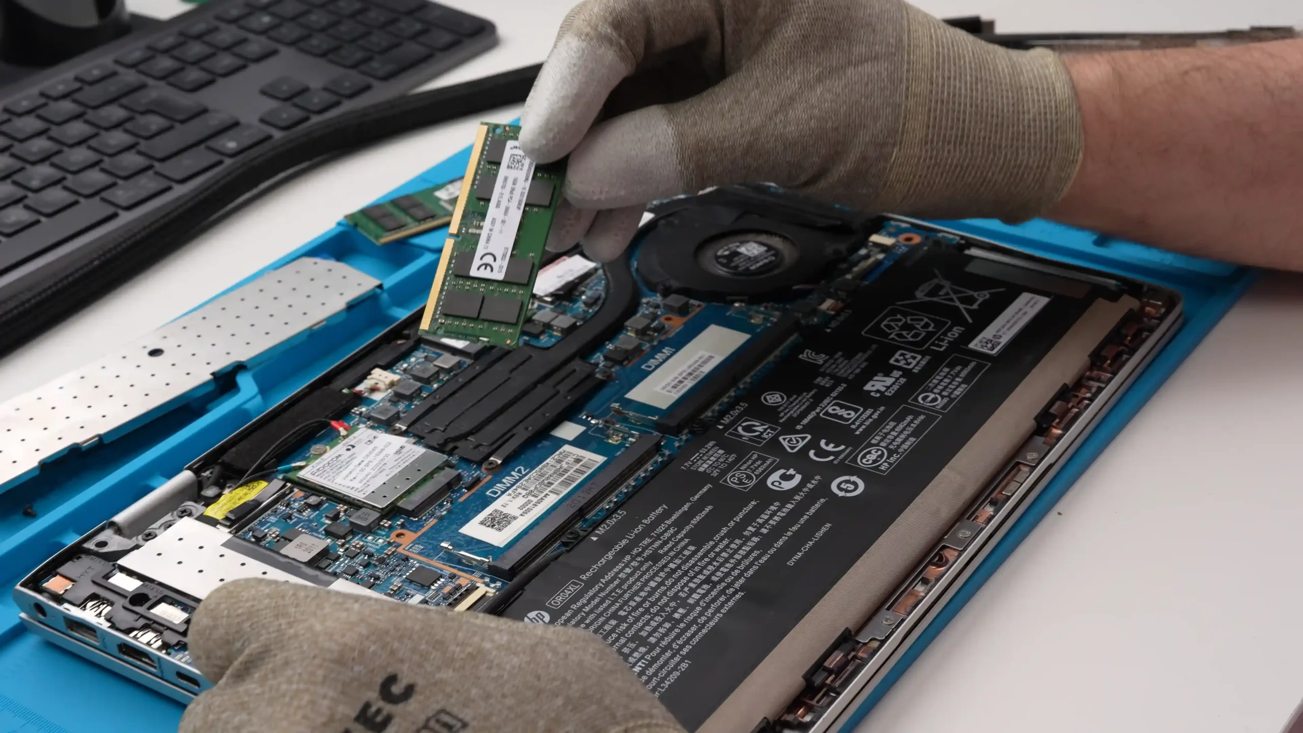 Smartronik Austausch von defektem Arbeitsspeicher zur Behebung von Laptop Bluescreen Fehlern