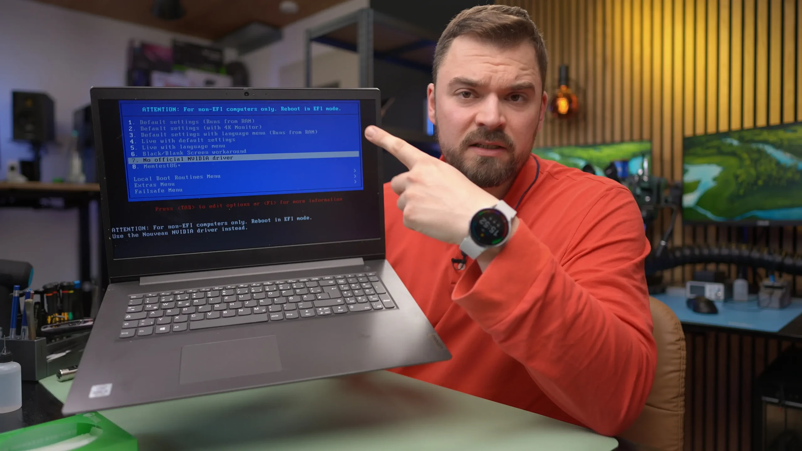 Laptop- und Macbook-Reparatur Laptop Bildschirm mit Fehlermeldung zu NVIDIA Treiber und EFI Modus