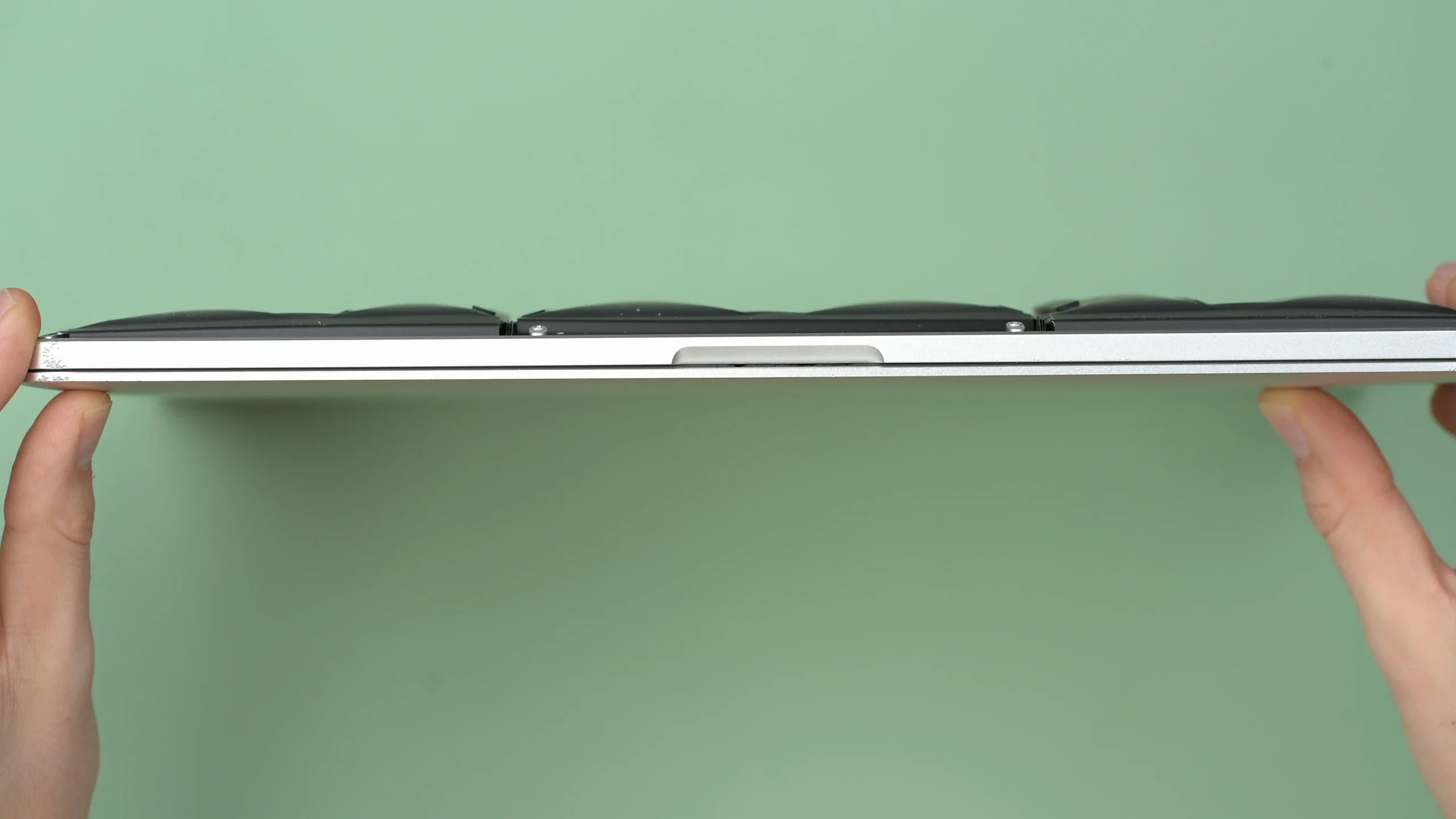 Laptop- und Macbook-Reparatur Gefaehrlicher aufgeblaehter Laptop Akku vor dem Austausch
