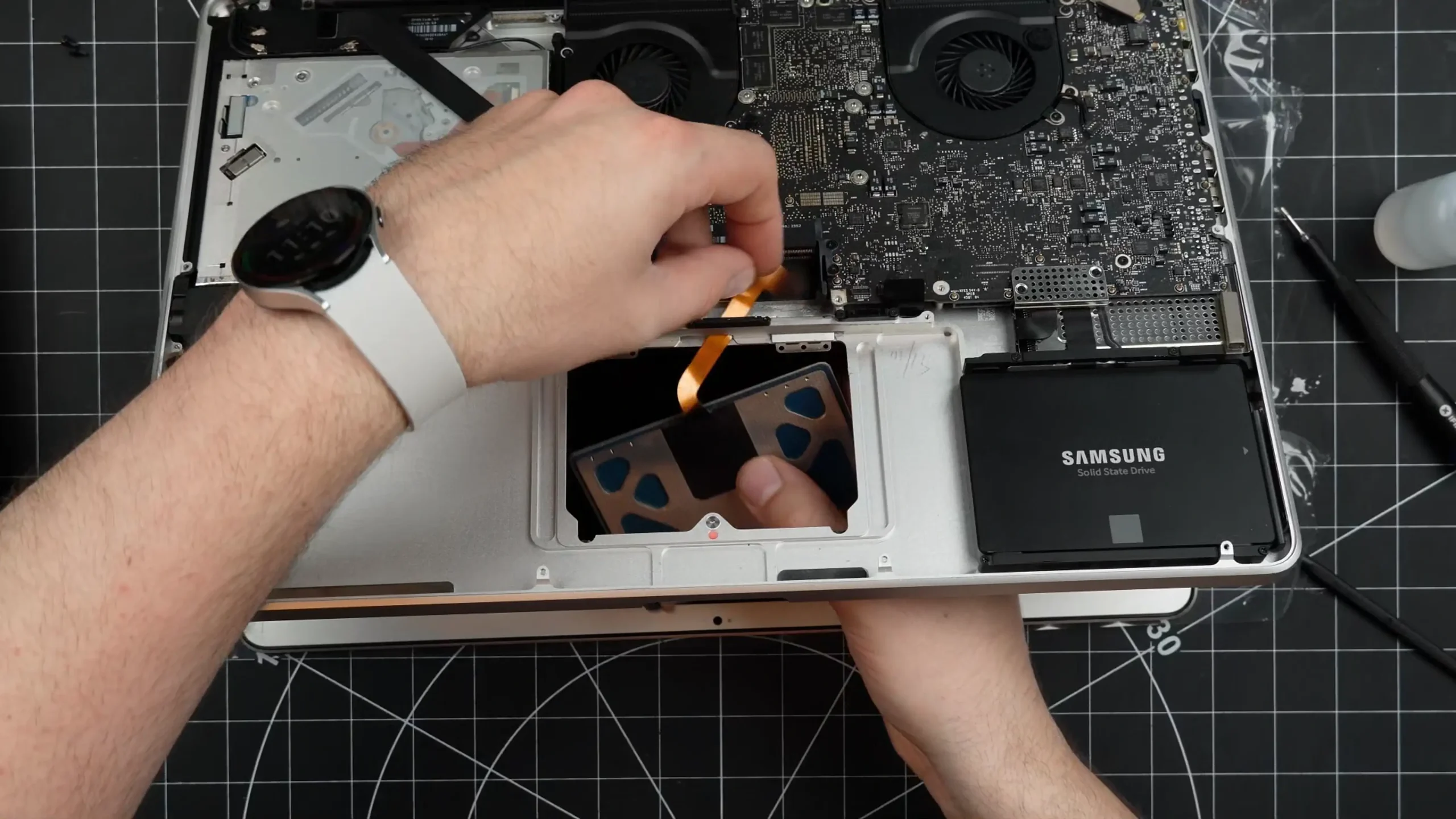 Laptop- und Macbook-Reparatur Professionelle Touchpad Reparatur und Austausch fuer Macbooks