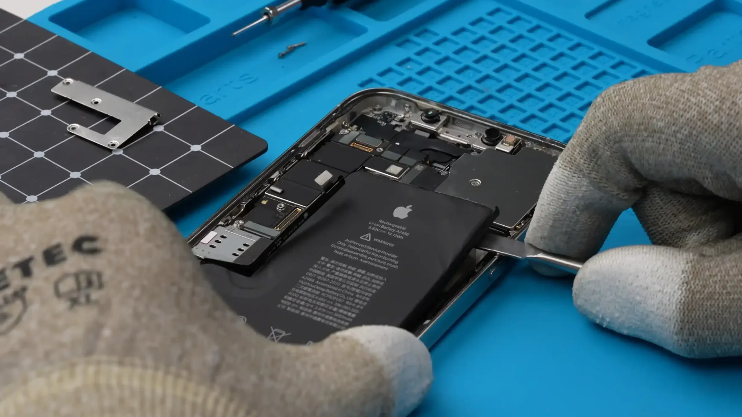 Professioneller Austausch einer schwachen Smartphone-Batterie in einer Werkstatt.